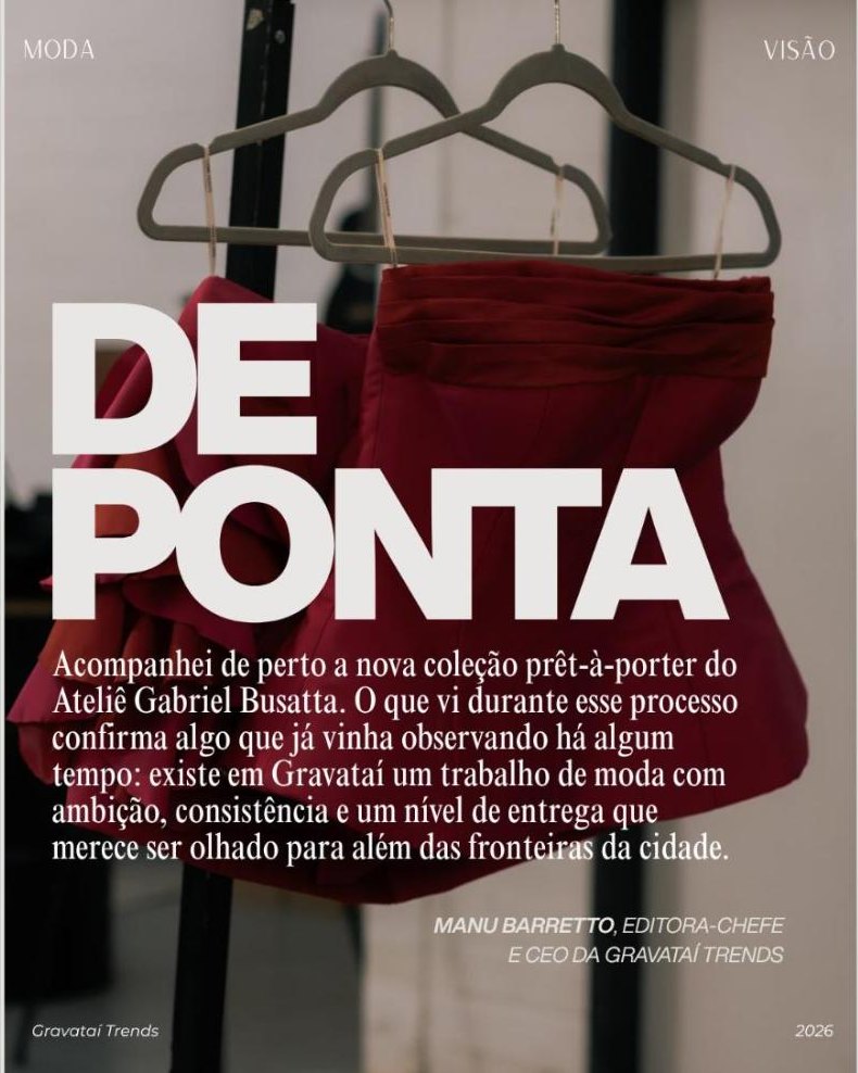 Cabides com peça vermelha da coleção prêt-à-porter do Ateliê Gabriel Busatta, título De Ponta